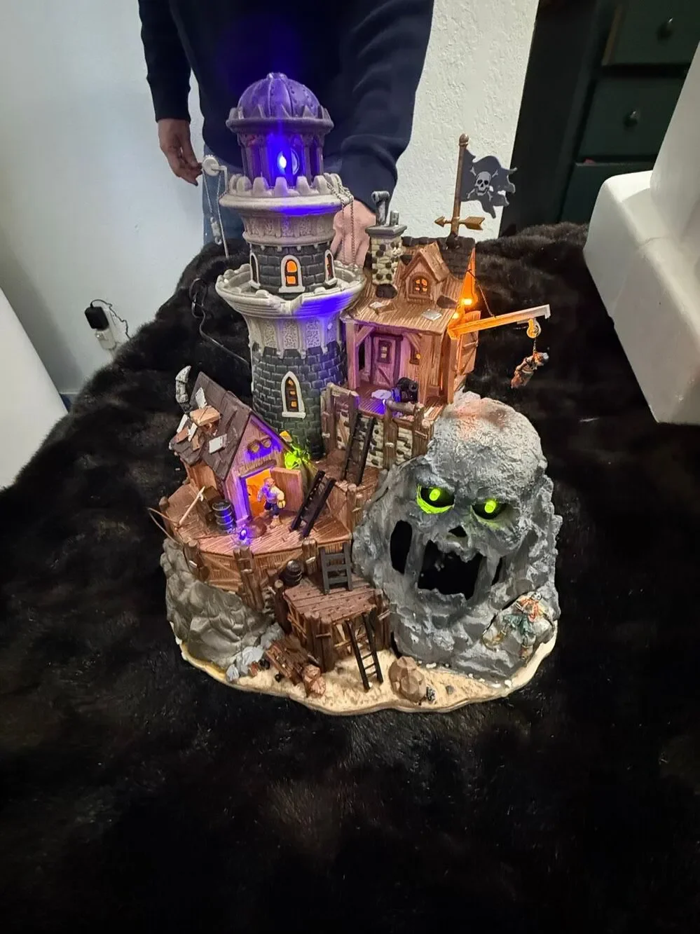 #65362 LEMAX SPOOKY TOWN : LIGHTED ISLE OF DOOM LIGHTHOUSE - MUSICAL PIRATES